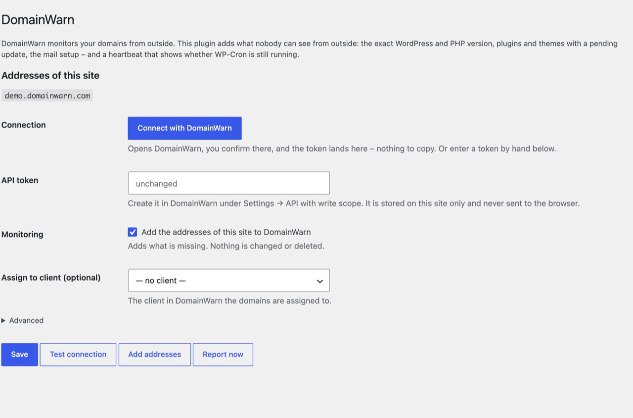 Einstellungen → DomainWarn in WordPress: die Adressen der Website, der Knopf zum Verbinden, das Feld für das API-Token und die Kundenauswahl.